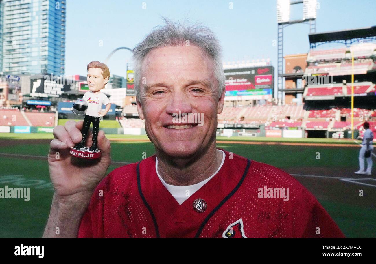St. Louis, Stati Uniti. 24 maggio 2024. Il pilota NASCAR Kenny Wallace regala la testa a testa di ciabatta alla Kenny Wallace Bobblehead Night prima della partita di baseball dei Baltimore Orioles - St. Louis Cardinals al Busch Stadium di St. Louis lunedì 20 maggio 2024. Foto di Bill Greenblatt/UPI credito: UPI/Alamy Live News Foto Stock