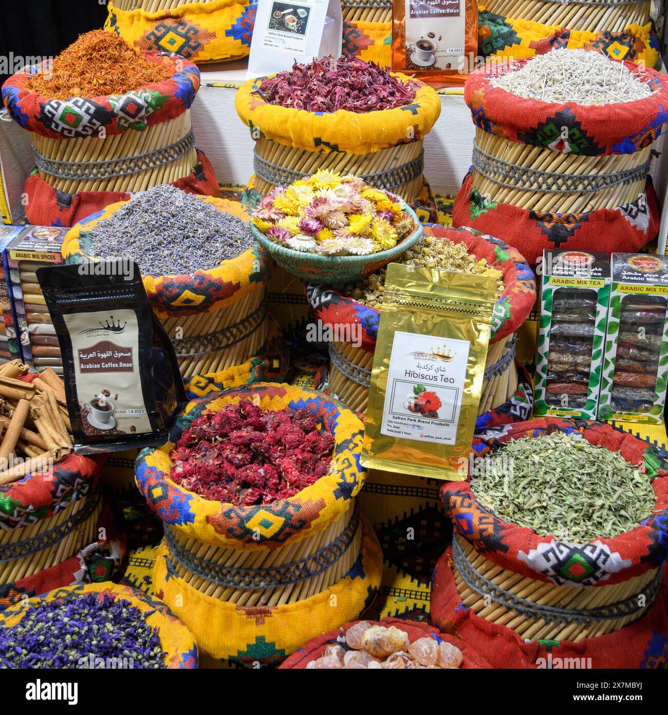 Mascate, Oman - 2 gennaio 2024: Il tradizionale bazar di Mascate brilla di vita, offrendo una festa sensoriale di spezie e colori. Foto Stock