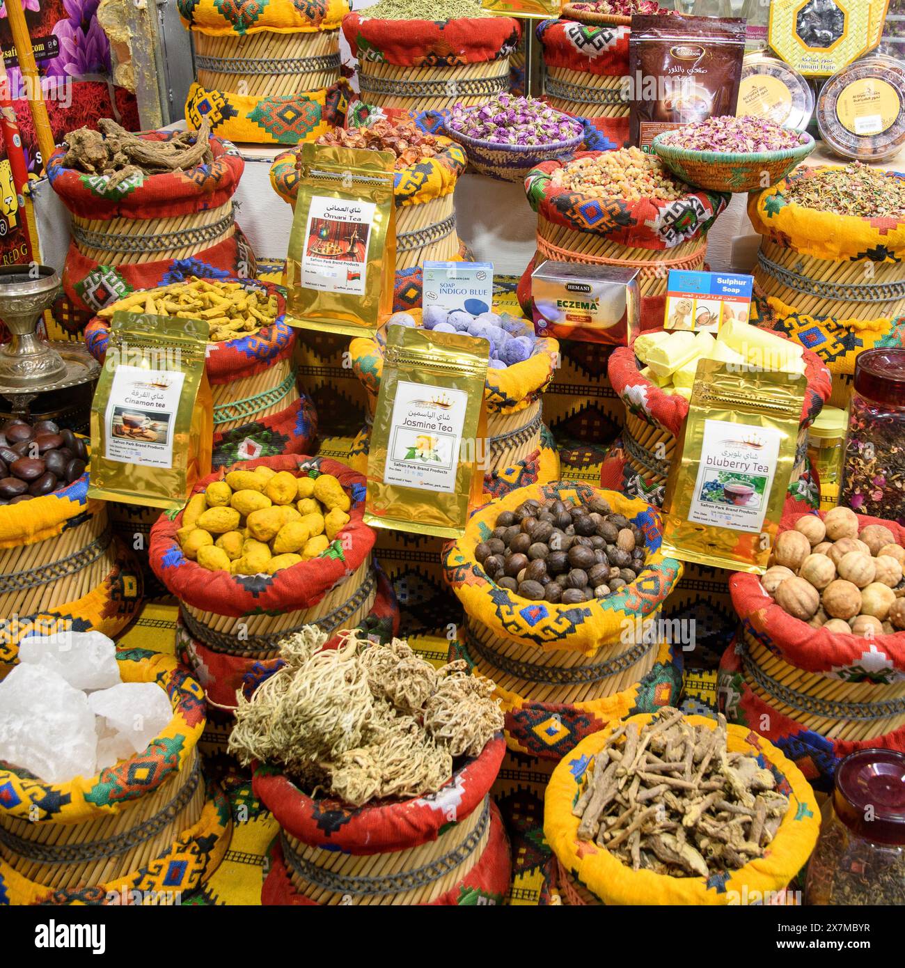 Mascate, Oman - 2 gennaio 2024: Il cuore del commercio di Mascate batte nei vicoli colorati del tradizionale bazar. Foto Stock