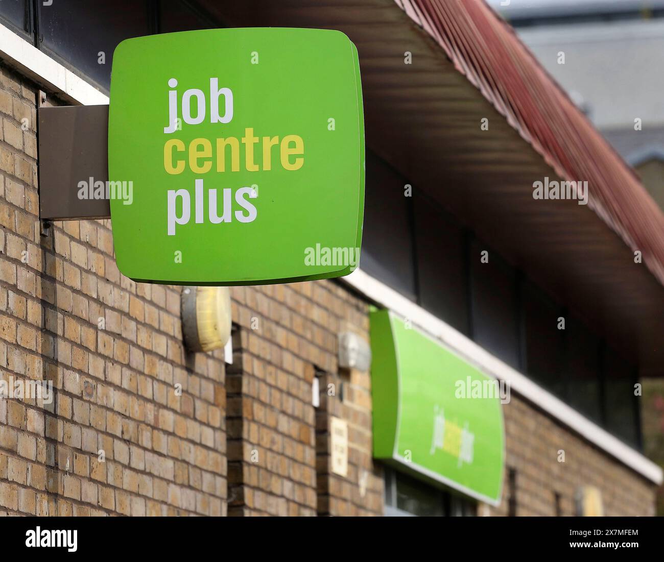 Foto del file di segnaletica per un Jobcenter Plus non datata. I britannici disoccupati riceveranno posti in "bootcamp di competenze” nel quadro di un tentativo del governo di colmare le lacune nel mercato del lavoro che in precedenza erano colmate da lavoratori stranieri. I richiedenti riceveranno una formazione per assumere ruoli in settori chiave che si trovano in difficoltà, tra cui ospitalità, cura, costruzione e produzione, il segretario al Dipartimento per il lavoro e le pensioni Mel Stride dovrebbe annunciare. Data di pubblicazione: Martedì 21 maggio 2024. . Foto Stock