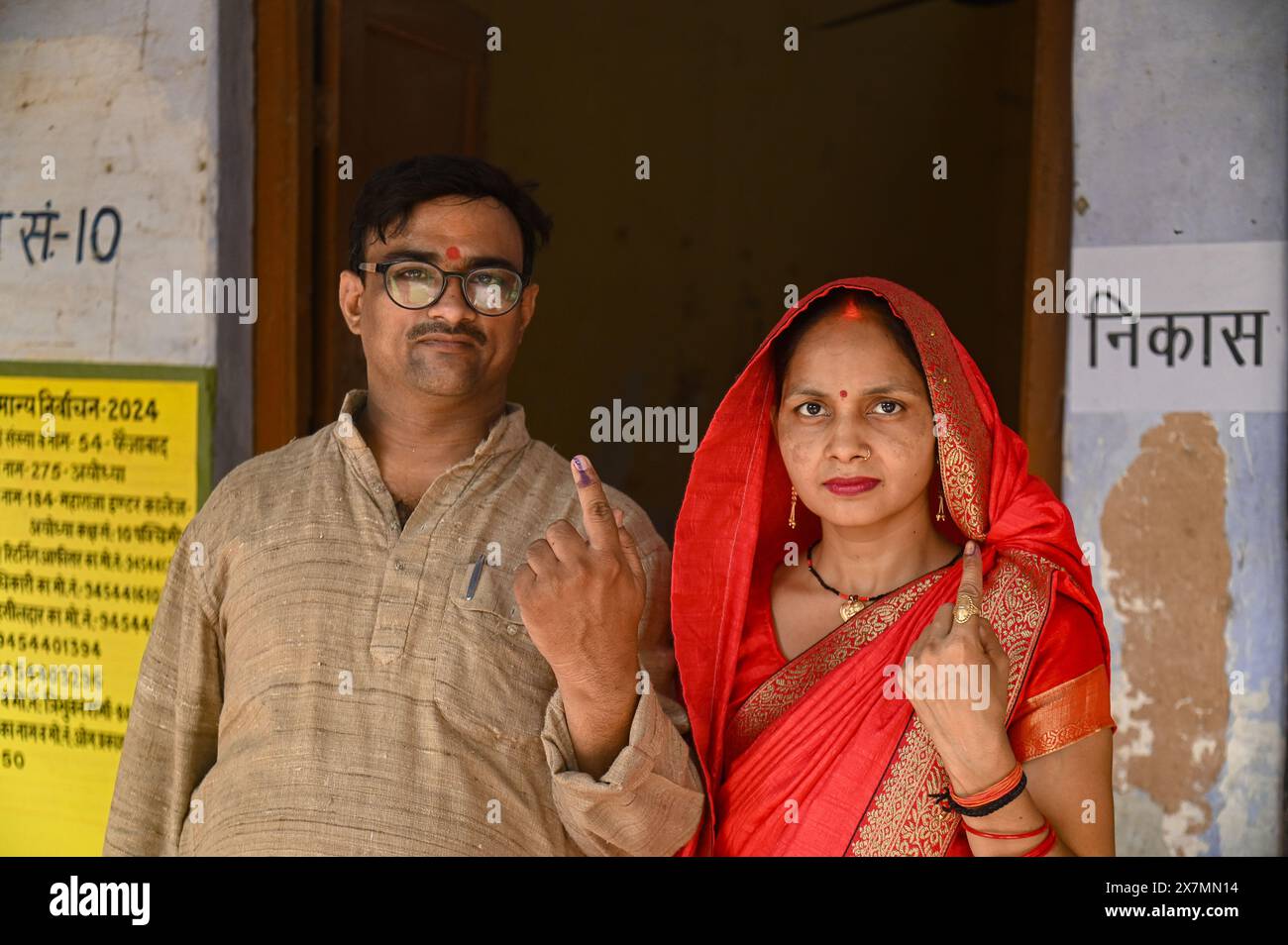 Ayodhya, Uttar Pradesh, India. 20 maggio 2024. Una coppia mostra le dita inchiodate dopo aver votato in una stazione elettorale durante la quinta fase delle elezioni generali indiane nel distretto di Ayodhya, Uttar Pradesh, India, il 20 maggio 2024. (Credit Image: © Kabir Jhangiani/ZUMA Press Wire) SOLO PER USO EDITORIALE! Non per USO commerciale! Foto Stock