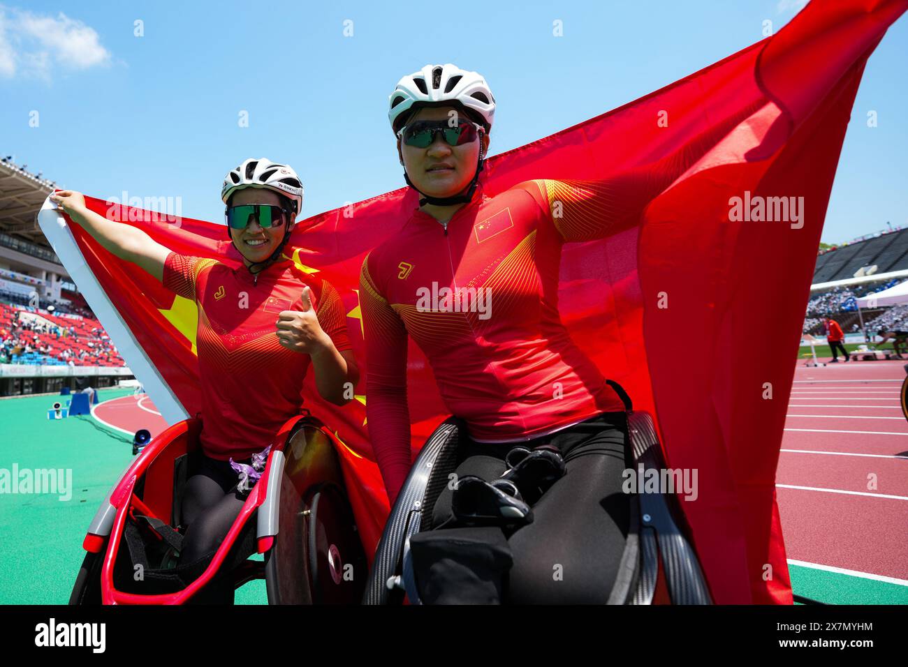 Kobe, Giappone. 21 maggio 2024. La medaglia d'argento Tian Yajuan (R) della Cina posa per la foto con la sua compagna di squadra, la medaglia d'oro Zhou Zhaoqian dopo la finale di 1500m T54 femminile ai Campionati del mondo di atletica leggera Para che si sono svolti a Kobe, Giappone, 21 maggio 2024. Crediti: Zhang Xiaoyu/Xinhua/Alamy Live News Foto Stock