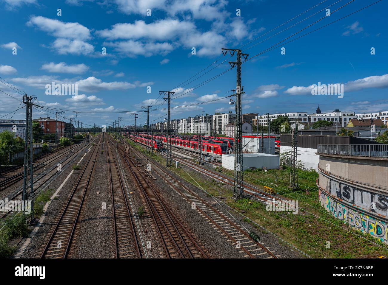 Vista dei binari di fronte alla stazione centrale di Francoforte, Germania Foto Stock