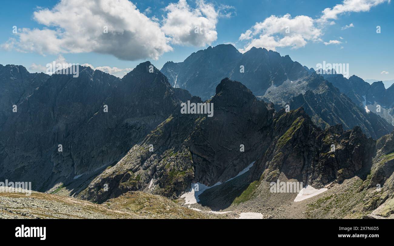 Gli alti Tatra con la vetta più alta della stit Gerlachovsky in Slovacchia durante la bella giornata estiva Foto Stock