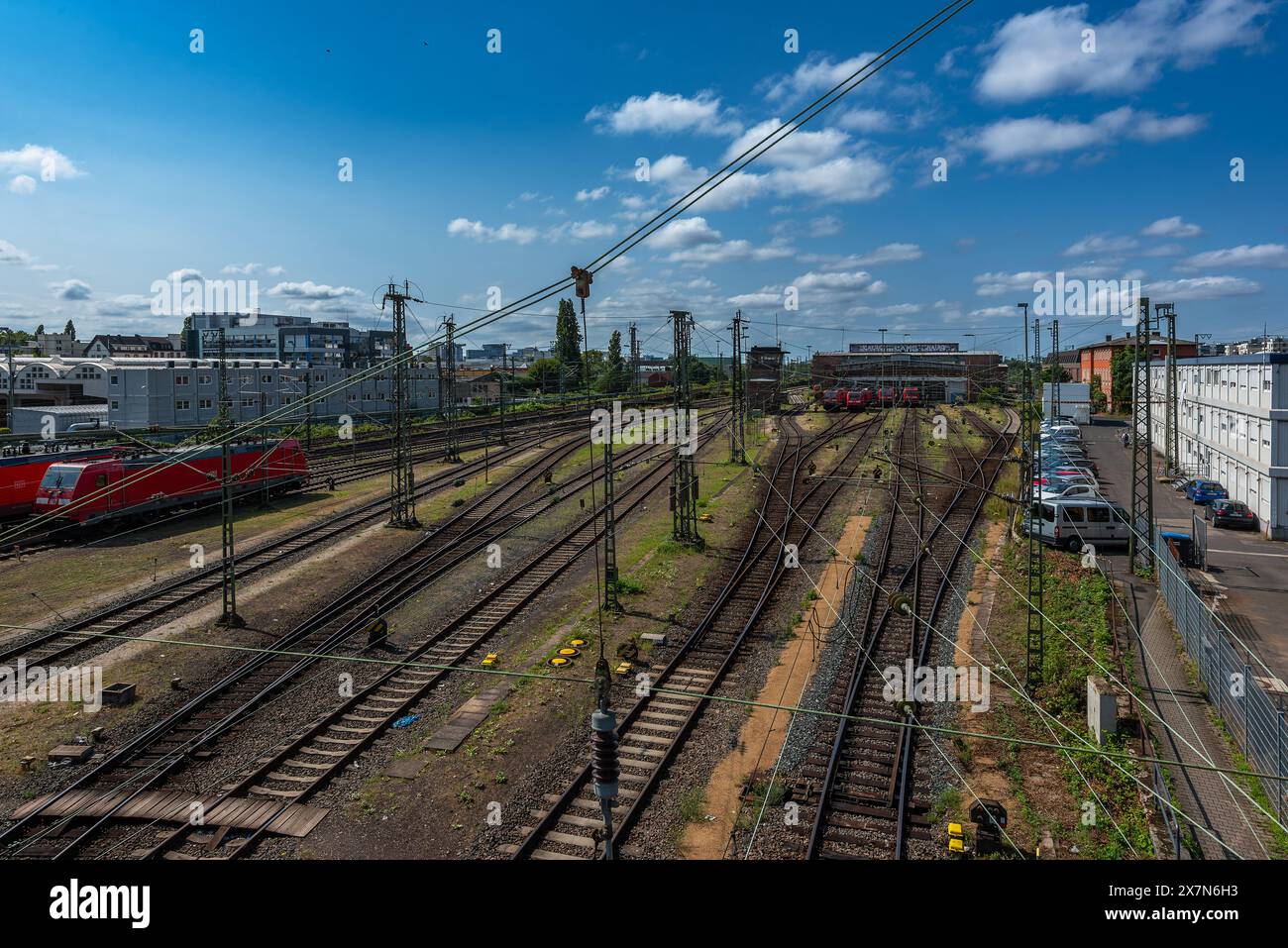 Vista dei binari di fronte alla stazione centrale di Francoforte, Germania Foto Stock