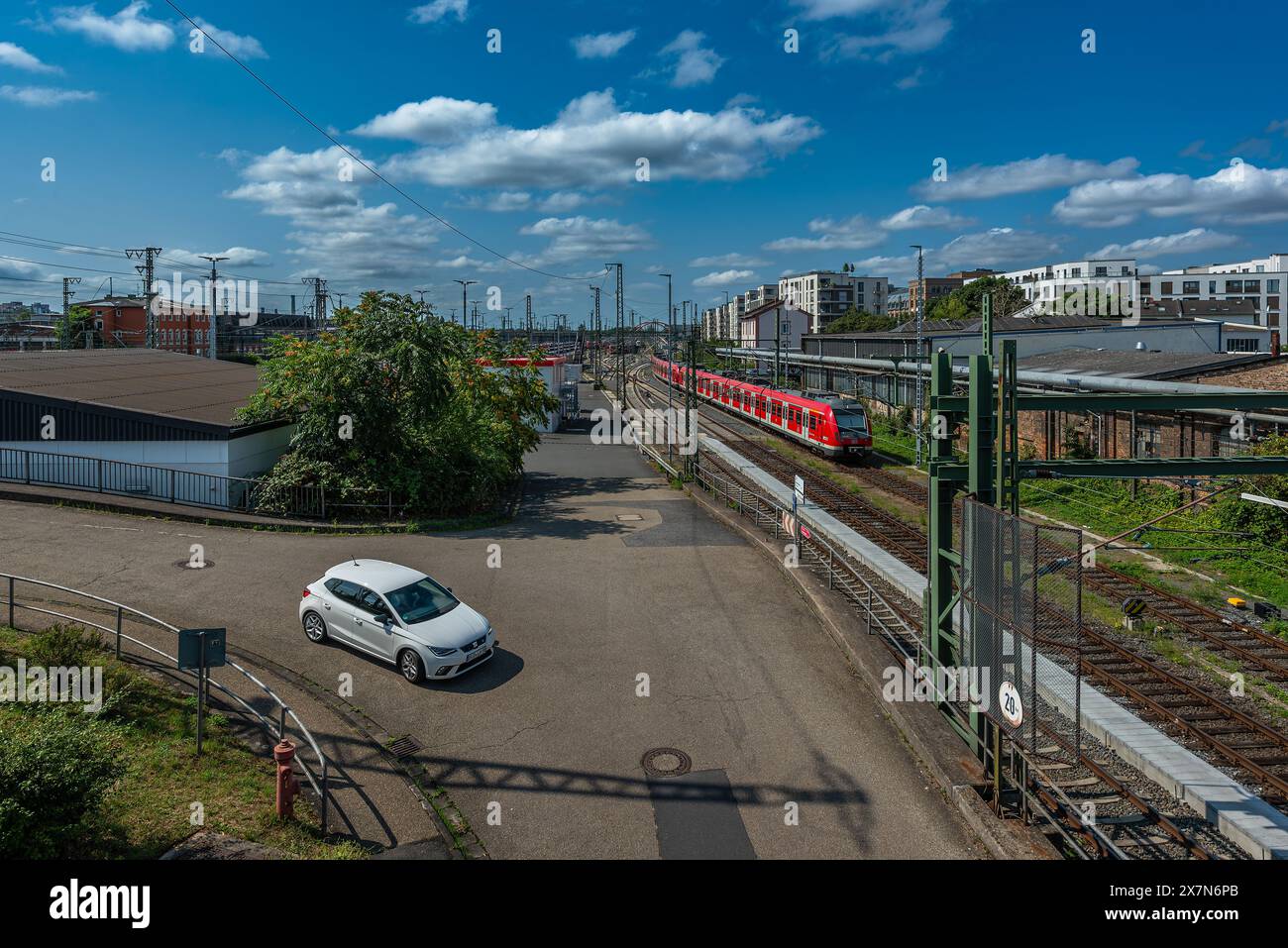Vista dei binari di fronte alla stazione centrale di Francoforte, Germania Foto Stock