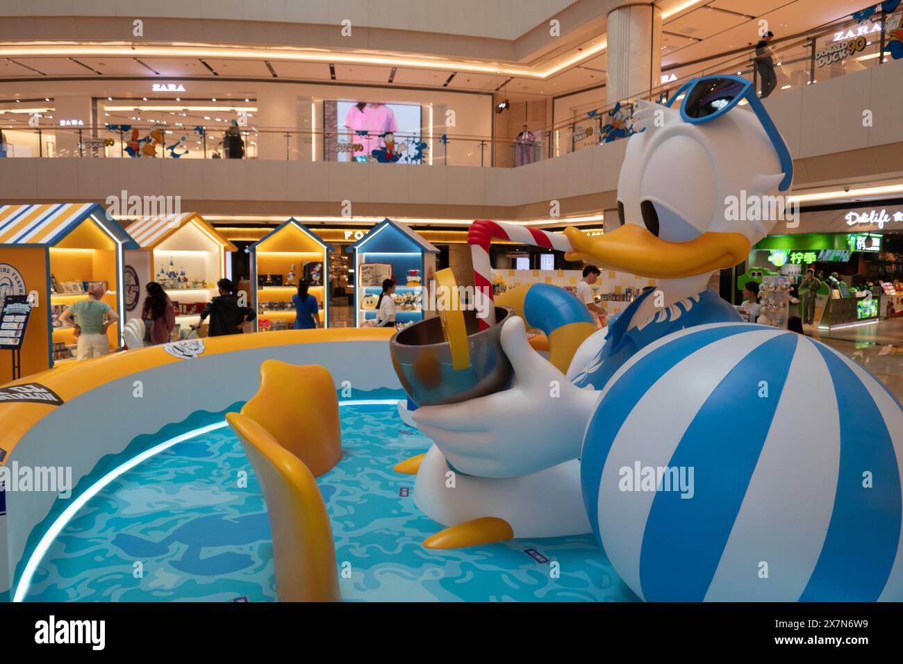SHANGHAI, CINA - 21 MAGGIO 2024 - l'evento a tema "Disney Donald Duck 90th Anniversary", organizzato da Century Plaza in collaborazione con Disney China, i Foto Stock