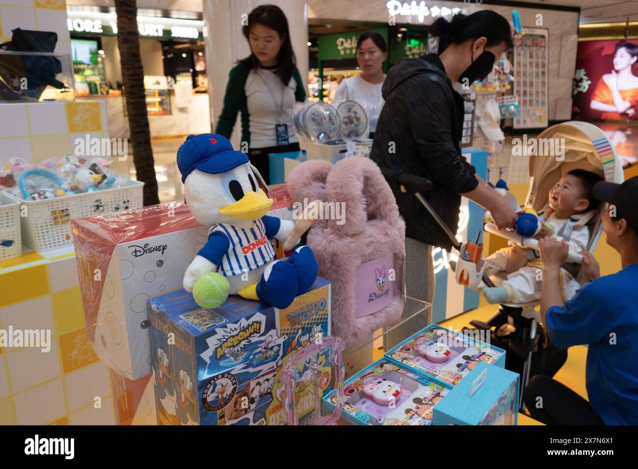 SHANGHAI, CINA - 21 MAGGIO 2024 - l'evento a tema "Disney Donald Duck 90th Anniversary", organizzato da Century Plaza in collaborazione con Disney China, i Foto Stock