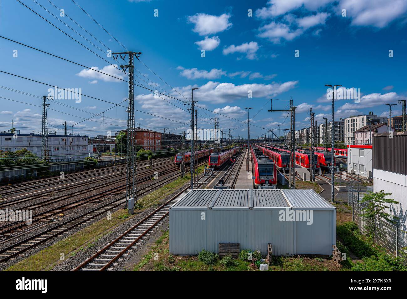 Vista dei binari di fronte alla stazione centrale di Francoforte, Germania Foto Stock