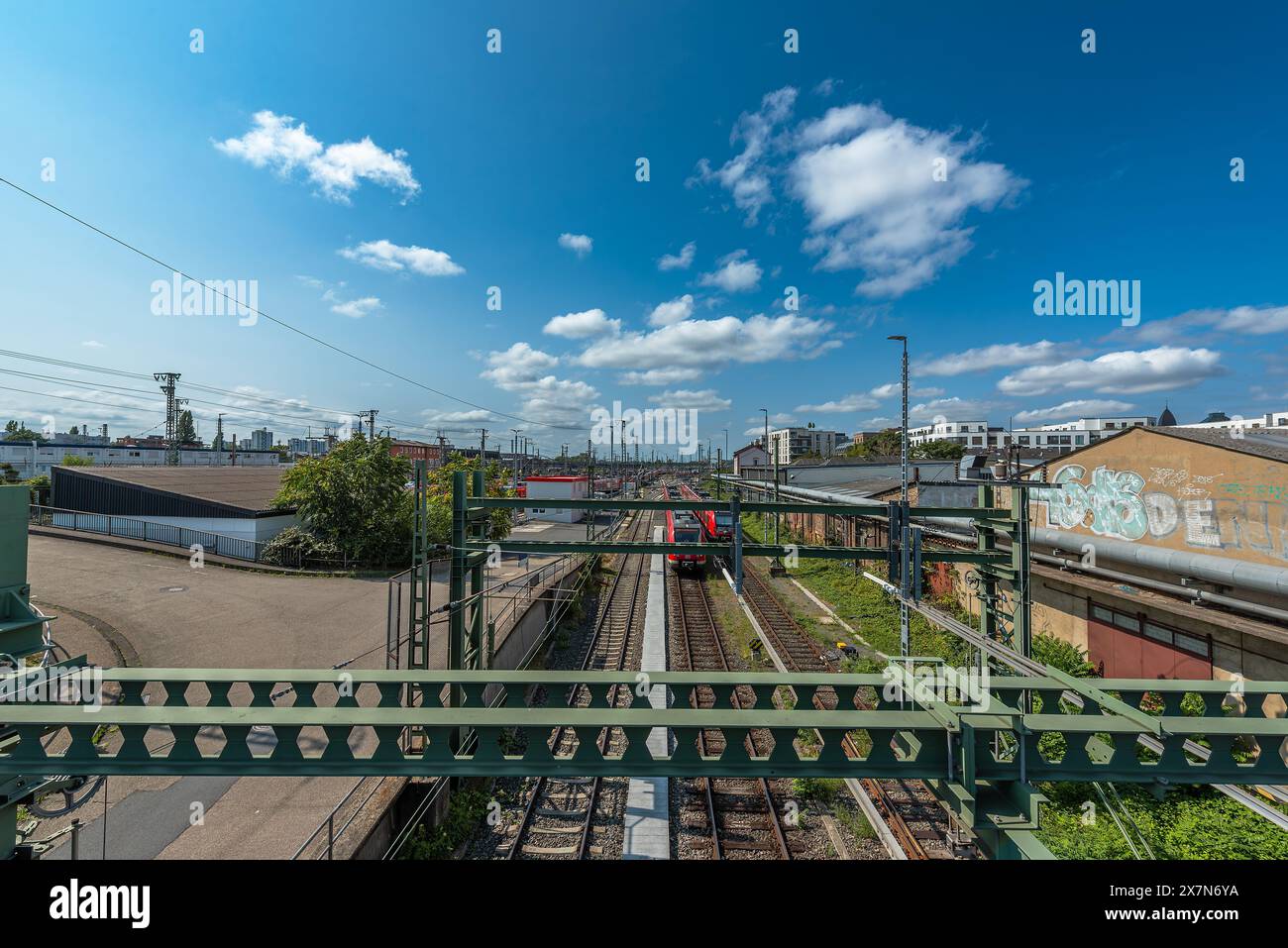 Vista dei binari di fronte alla stazione centrale di Francoforte, Germania Foto Stock