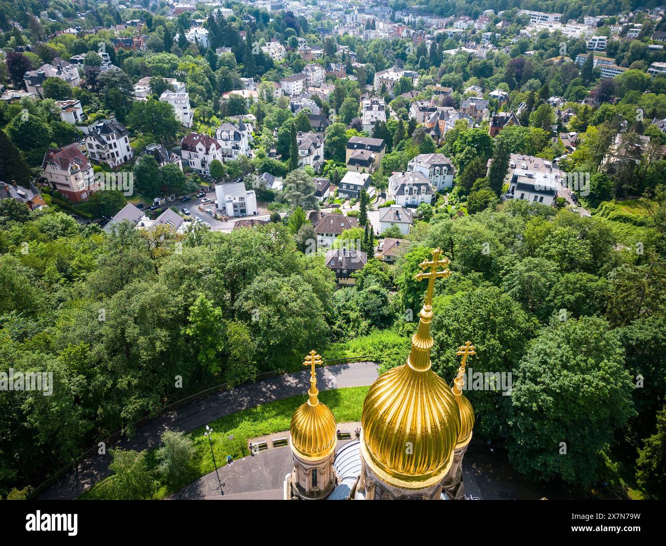 Reise, xsvx, Stadt Wiesbaden, v.l. Russisch-Ortodoxe Kirche auf dem Wiesbadener Neroberg. Weithin sichtbar mit ihren Fünf vergoldeten Kuppeln ist die russisch-ortodoxe Kirche, die der nassauische Herzog Adolph 1847 1855 in russisch-byzantinischem Stil als Grabeskirche für seine verstorbene Ehefrau Elisabeth Michailowna erbauen ließ, eine Nichte der Zaren Alexander I. und Nikolaus I. Nahebei liegt ein russischer Friedhof, Friedhof auf dem zahlreiche Persönlichkeiten begraben sind, die sich in der Stadt niedergelassen hatten, als diese noch Weltkurstadt War. Der bekannteste hier Bestattete ist der male Foto Stock