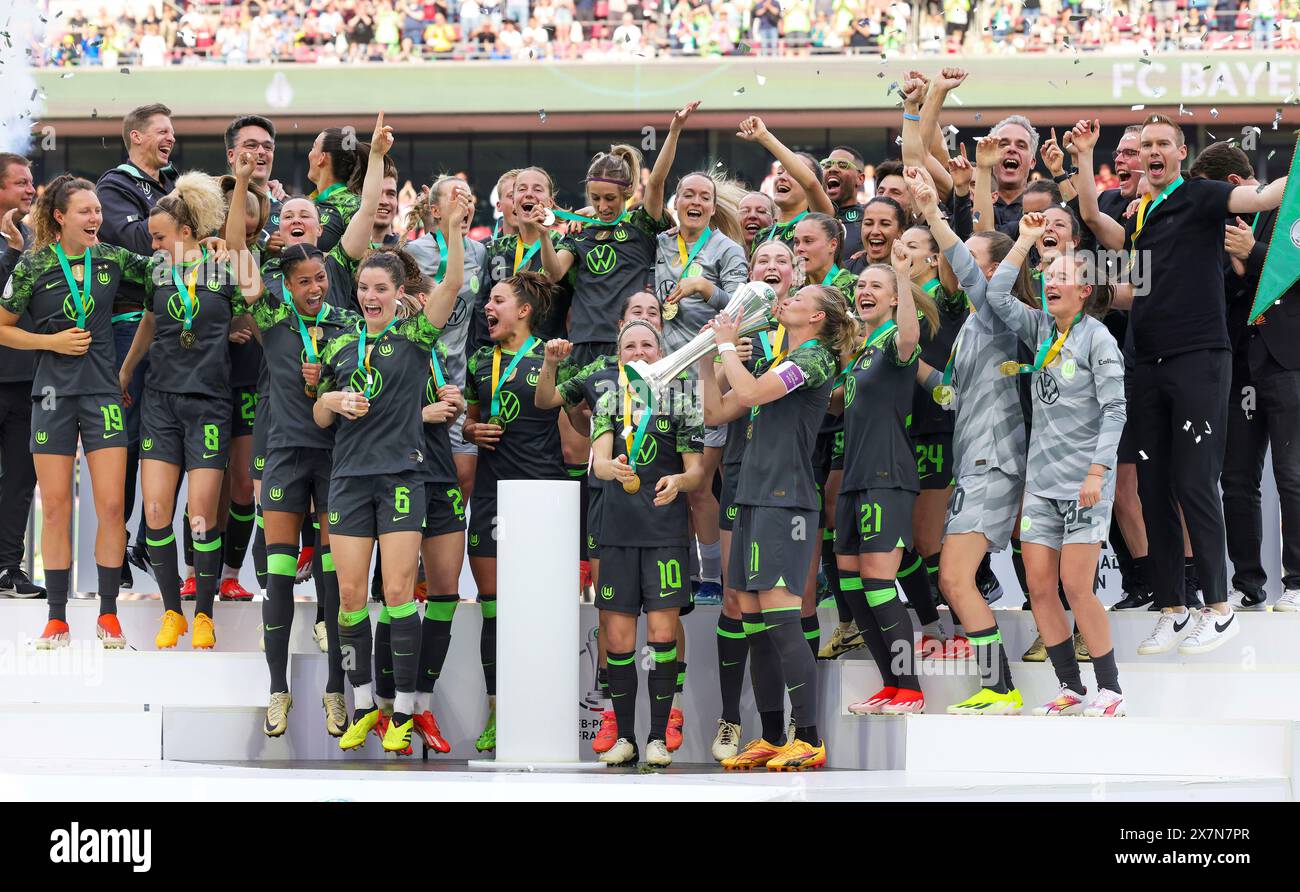 Colonia, Germania. 9 maggio 2024. firo : 09.05.2024, calcio, calcio femminile, calcio femminile, calcio femminile, stagione 2023/2024, DFB Cup, finale di coppa femminile, finale, FC Bayern Monaco - VfL Wolfsburg 0:2 cerimonia di premiazione, Team Wolfsburg, squadra con coppa Alexandra Popp bacia la coppa credito: dpa/Alamy Live News Foto Stock