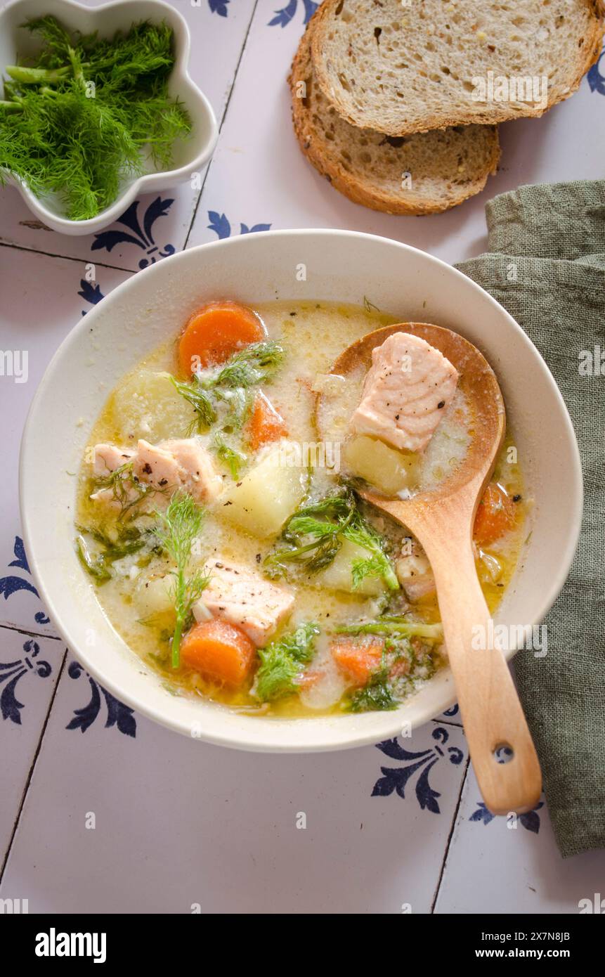 Zuppa finlandese di salmone con verdure fresche Foto Stock