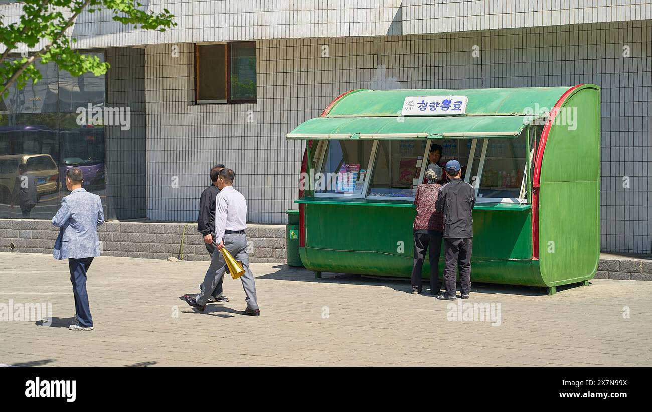 Passeggeri casuali sui mezzi pubblici di Pyongyang Foto Stock