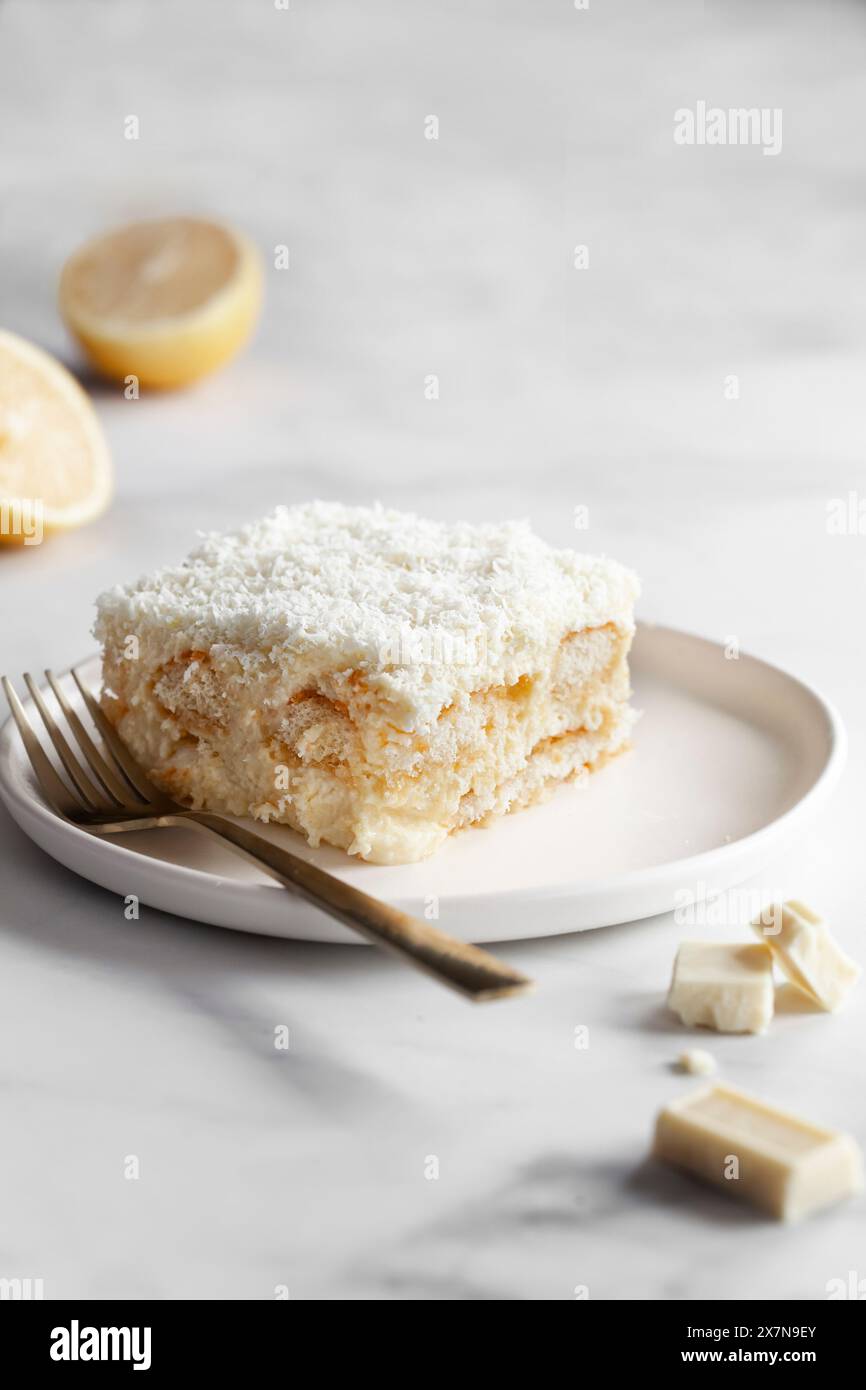 Torta al limone al cioccolato bianco su una superficie di marmo Foto Stock