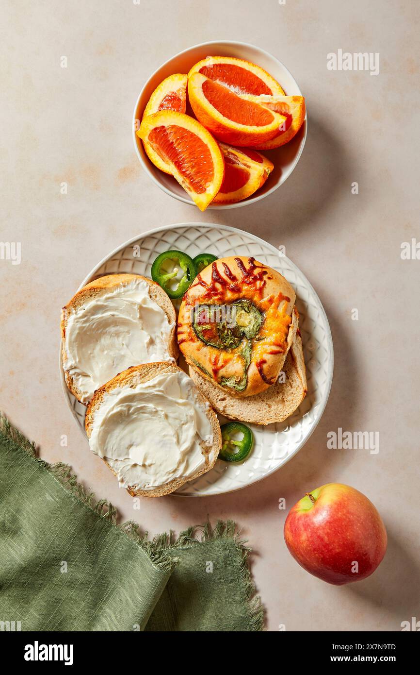 Jalapeno & Cheese Bagel con crema di formaggio e frutta Foto Stock