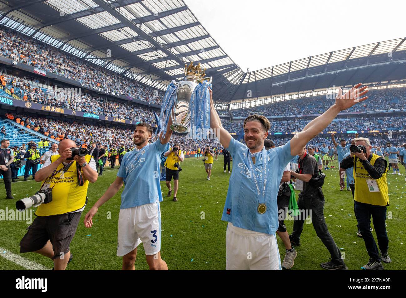 Manchester, Regno Unito. 19 maggio 2024. Rúben Dias del Manchester City e Jack Grealish del Manchester City sollevano il trofeo Barclays Premier League e festeggiano di fronte ai loro tifosi dopo la partita di Premier League Manchester City vs West Ham United all'Etihad Stadium, Manchester, Regno Unito, 19 maggio 2024 (foto di Mark Cosgrove/News Images) a Manchester, Regno Unito il 19/5/2024. (Foto di Mark Cosgrove/News Images/Sipa USA) credito: SIPA USA/Alamy Live News Foto Stock