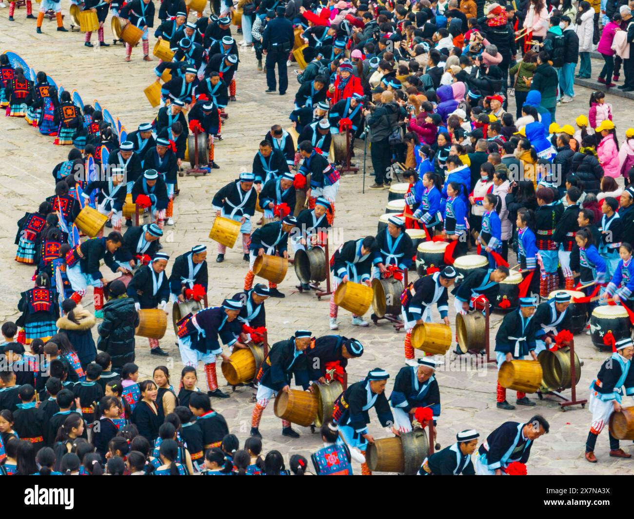 Pechino, Cina. 23 febbraio 2024. Una foto aerea scattata il 23 febbraio 2024 mostra i residenti locali che battono tamburi per accogliere gli ospiti nella contea di Nandan, nella regione autonoma Guangxi Zhuang della Cina meridionale. Crediti: Liu Zheng/Xinhua/Alamy Live News Foto Stock