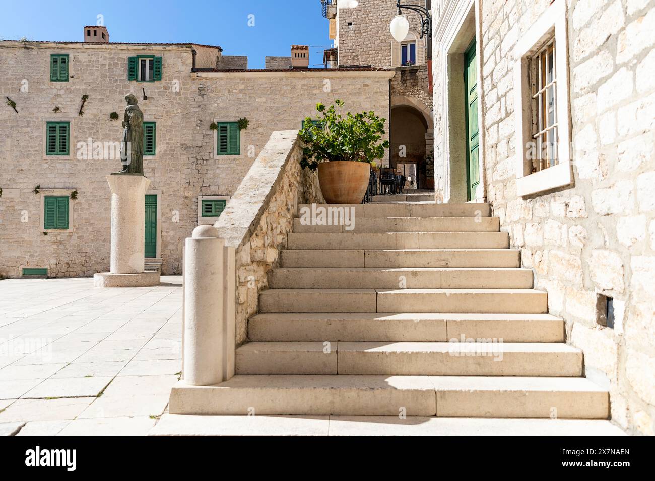 Bellissime scale antiche in pietra nella parte storica della città di Sibenico in Dalmazia, Croazia Foto Stock