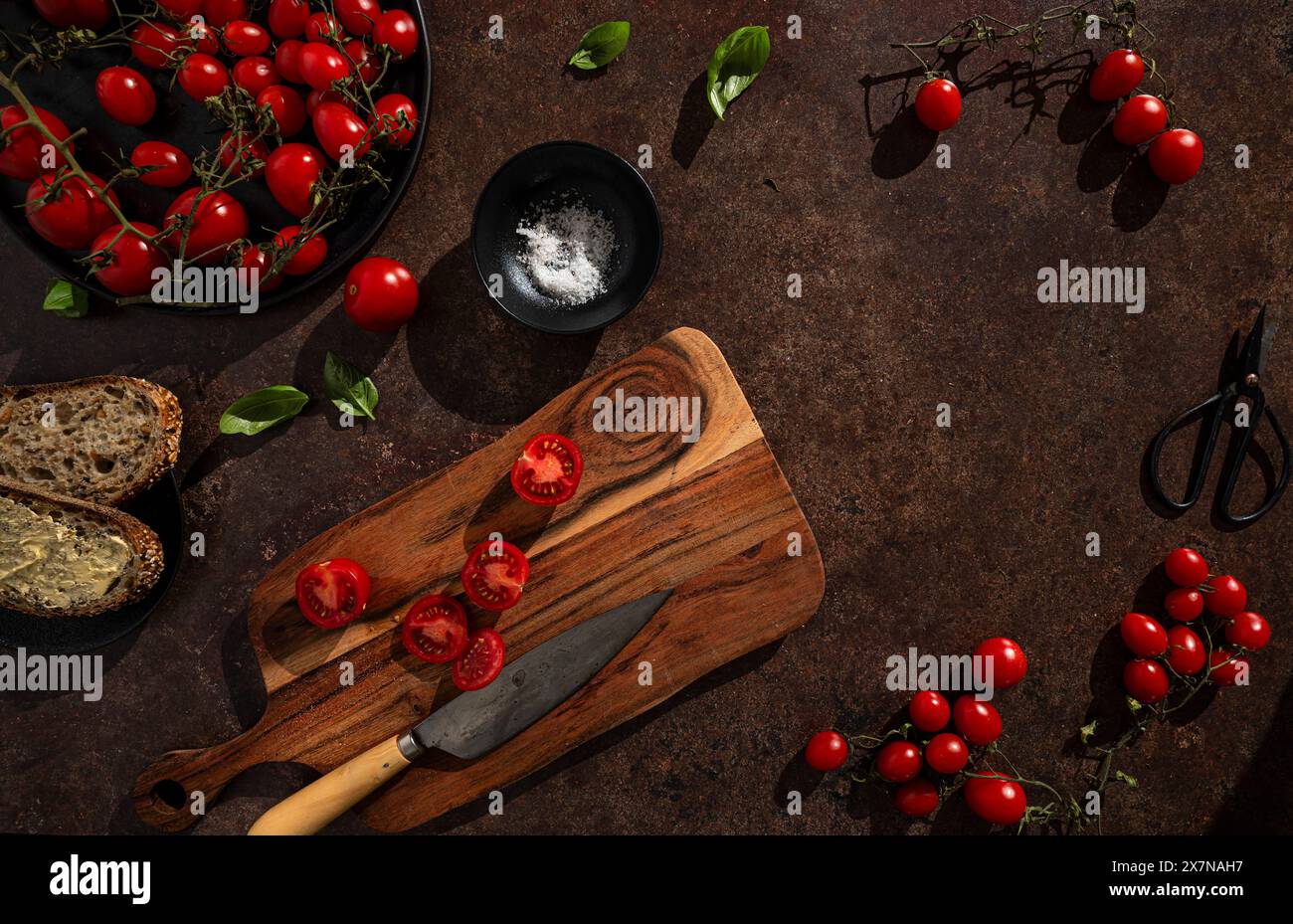Pomodori sullo sfondo marrone Foto Stock