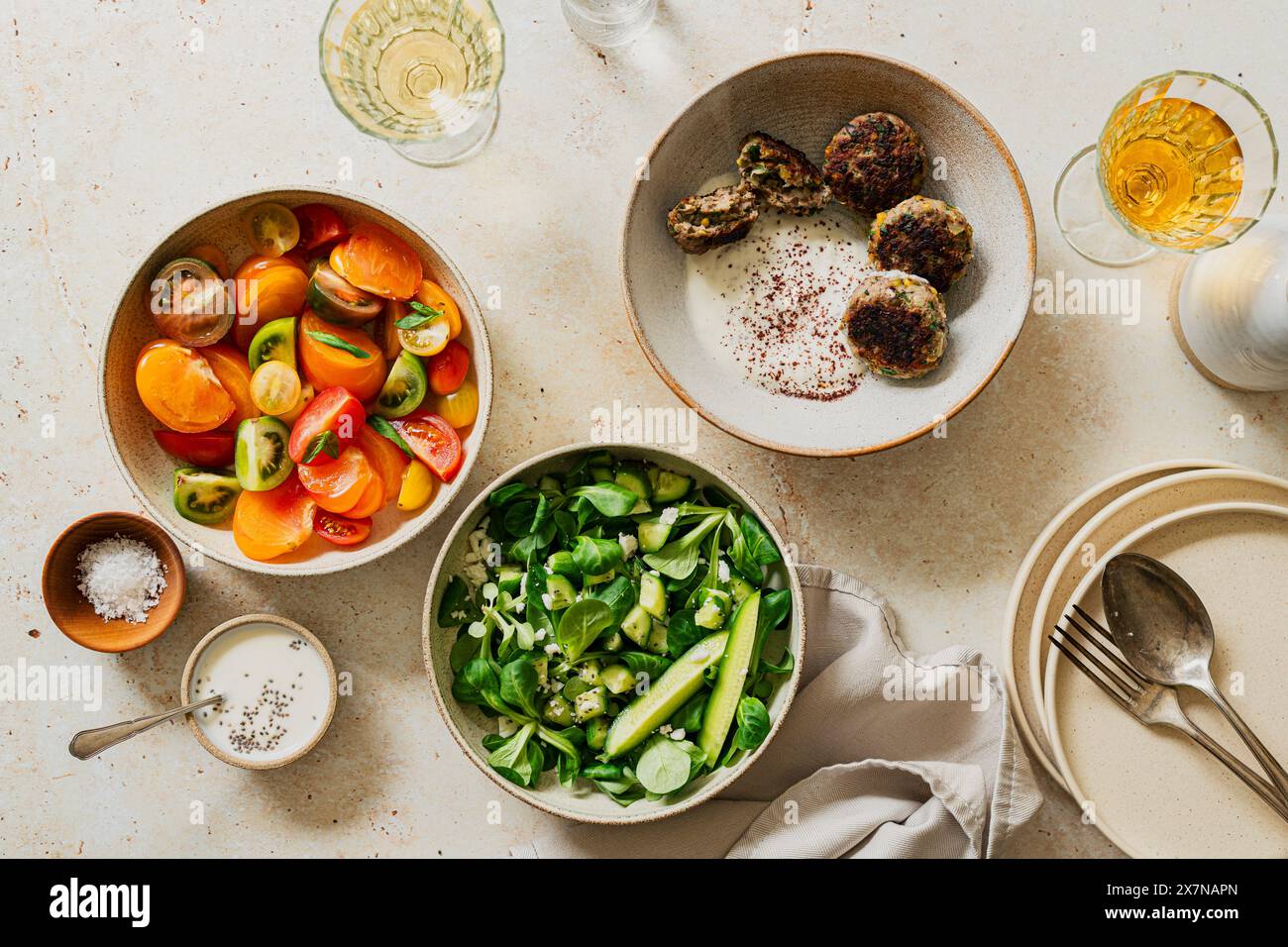 Tavolo mezze con luce soffusa su sfondo in pietra Foto Stock