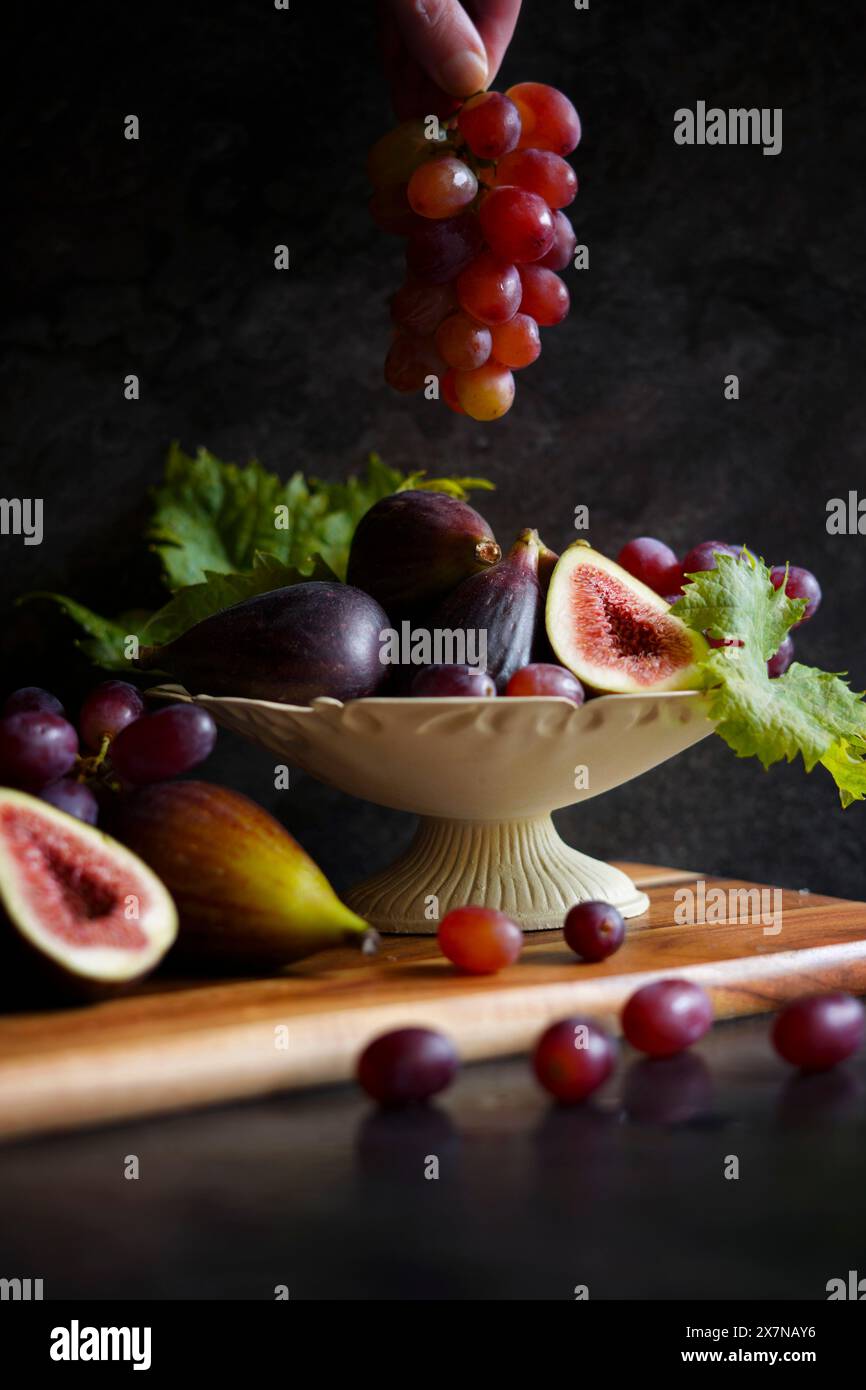 Ciotola di fichi e uva rossa. Foto Stock