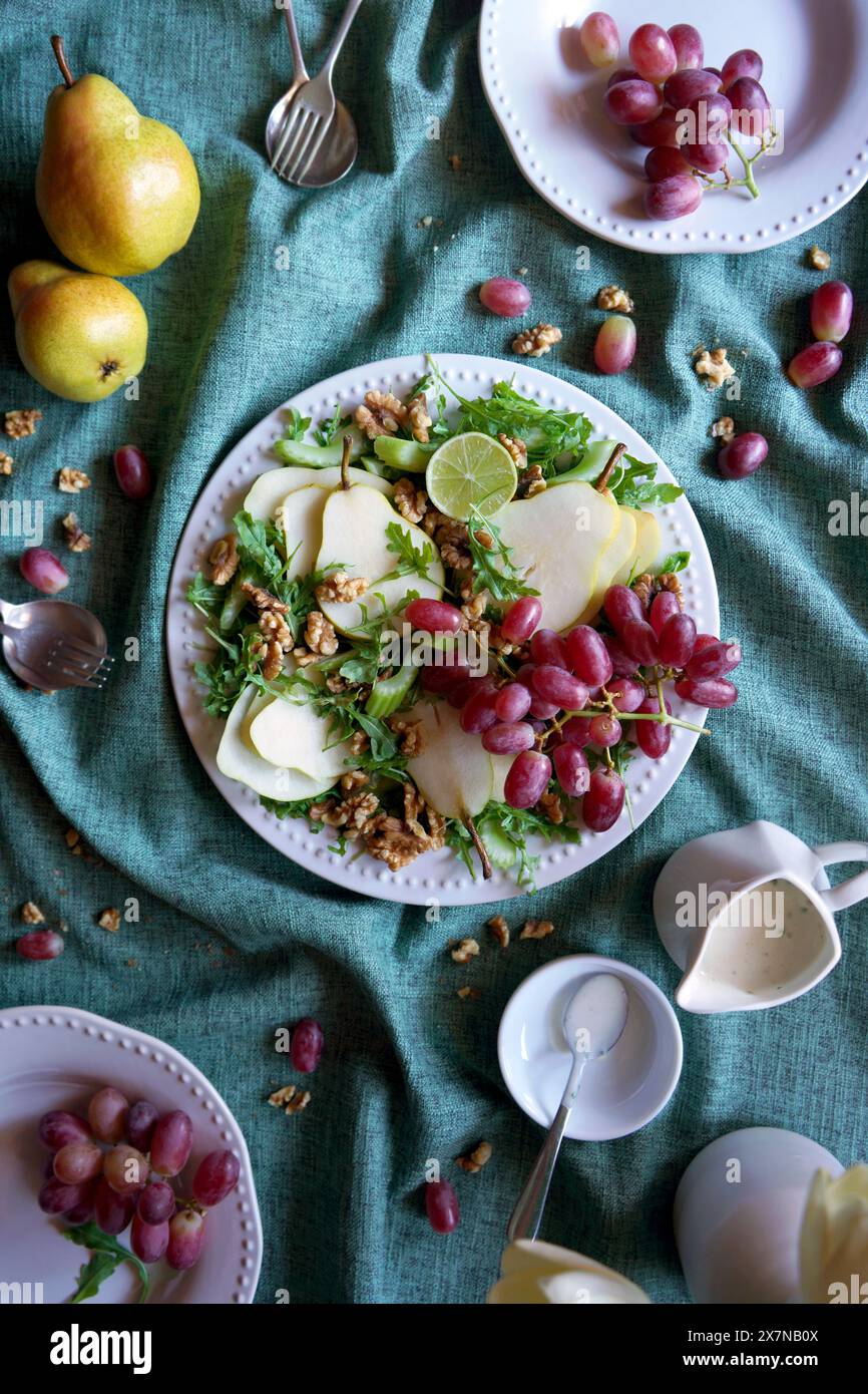 Insalata in stile Waldorf con pere, noci, sedano, uva e foglie di rucola. Foto Stock
