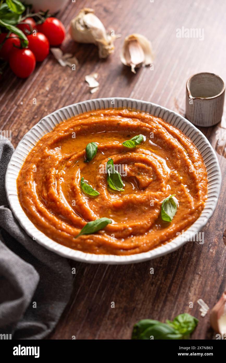 Piatto con salsa di pomodoro e ingredienti freschi Foto Stock