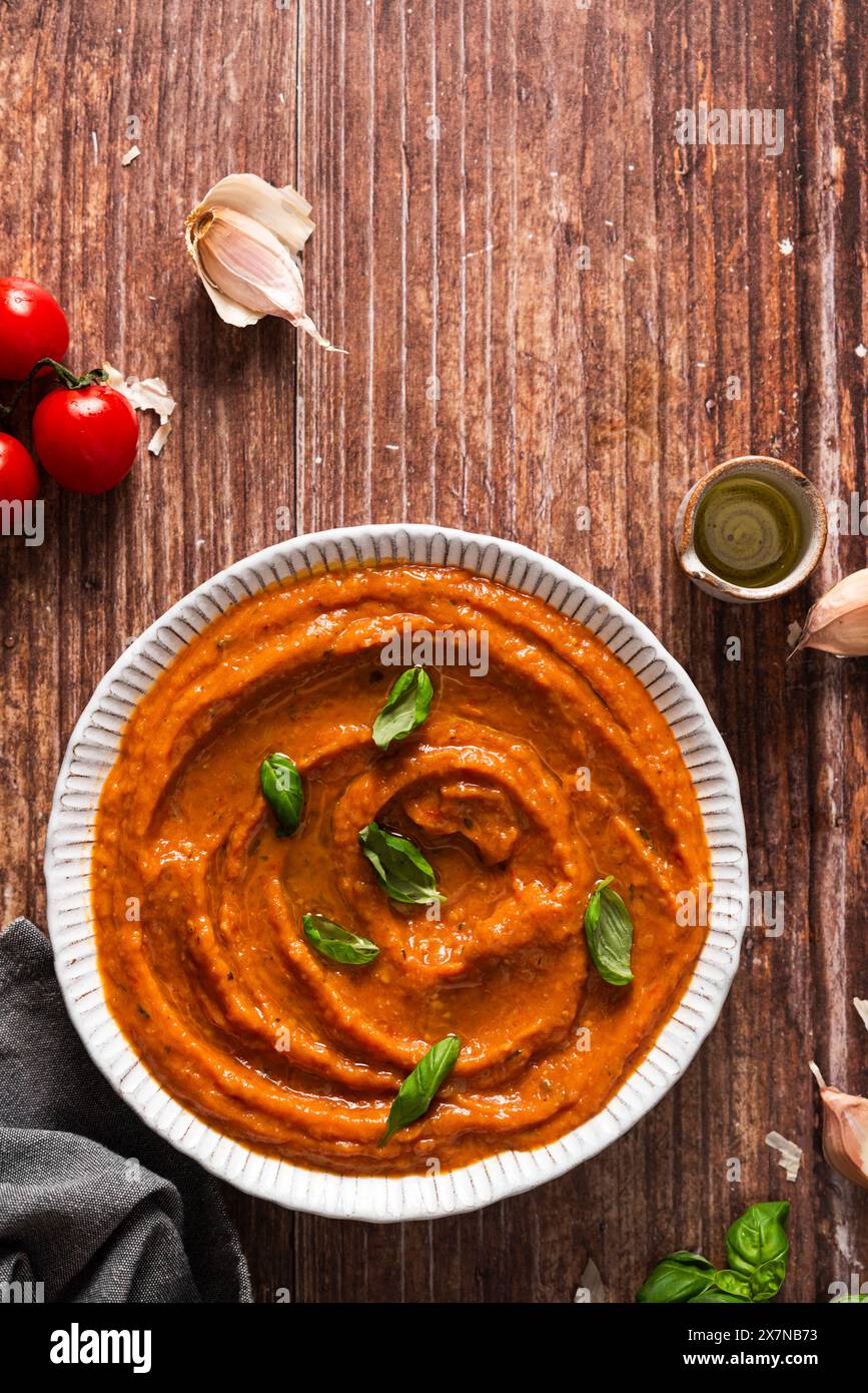 Ciotola di salsa di pomodoro fresca con basilico Foto Stock
