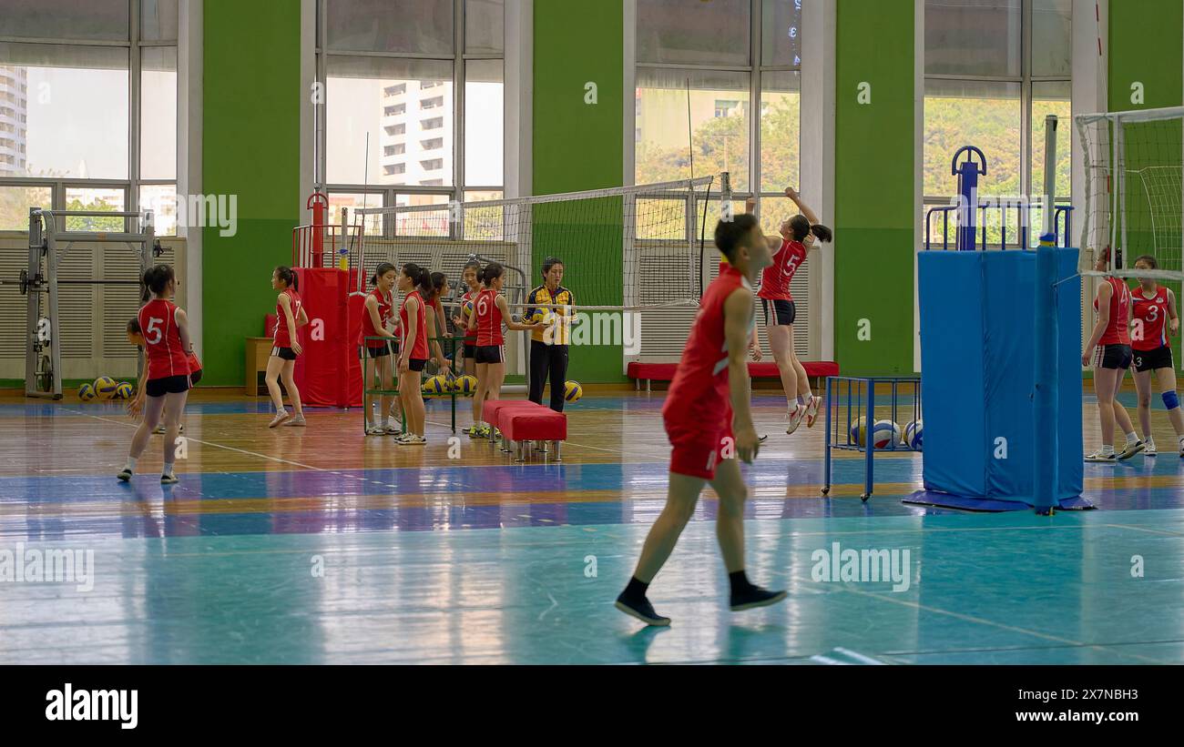 Un gruppo di bambini e adolescenti, pionieri, nel Palazzo dei bambini delle scuole di Mangyongdae, lezioni di sport e arte Foto Stock