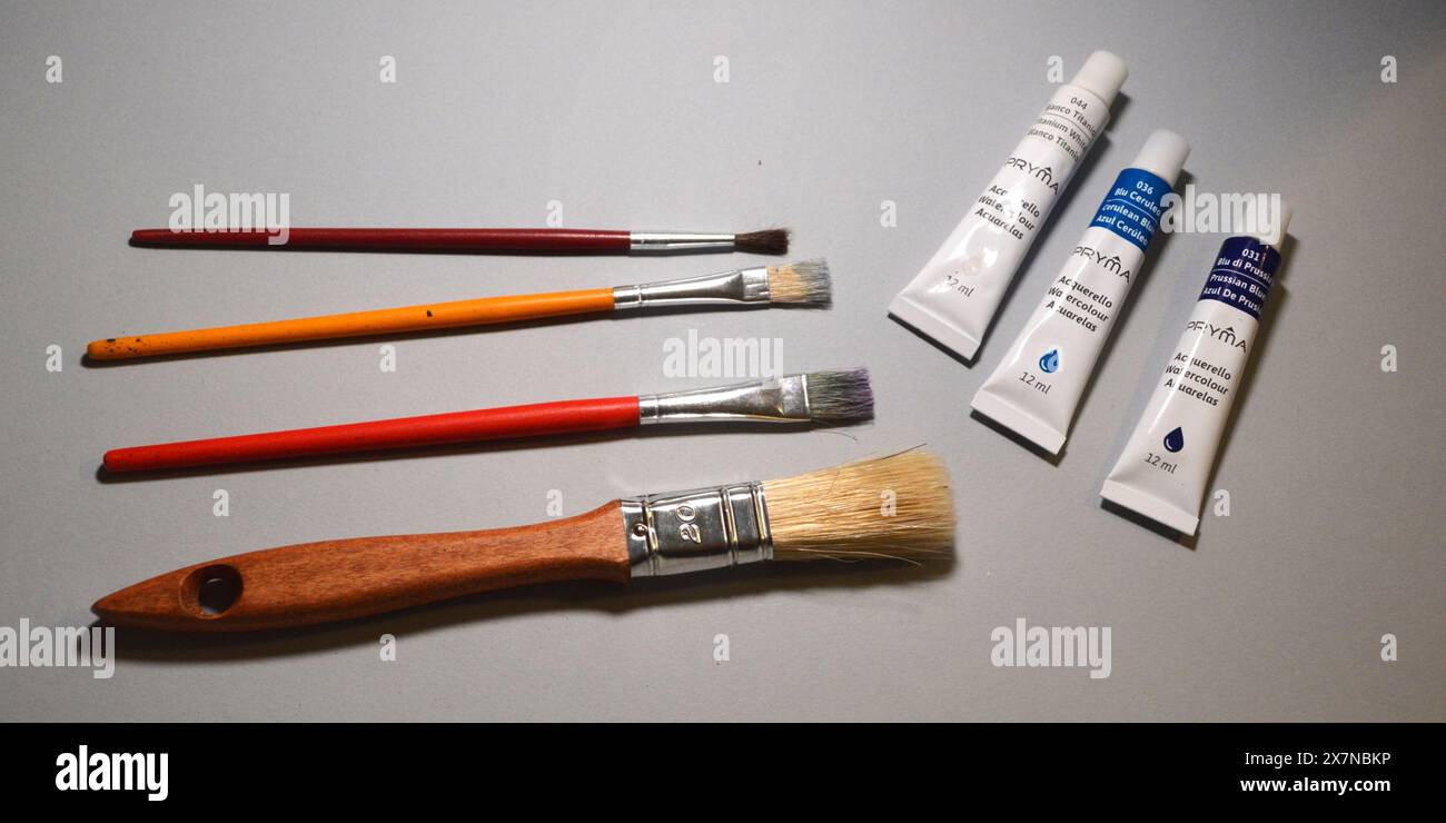 Set di 2 pennelli e 3 vernici ad acquerello Foto Stock