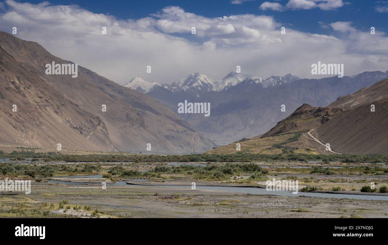 Vista panoramica sulla catena montuosa di Hindu Kush vicino a Ishkashim, inizio del corridoio di Wakhan, Gorno-Badakhshan, Tagikistan Pamir Foto Stock