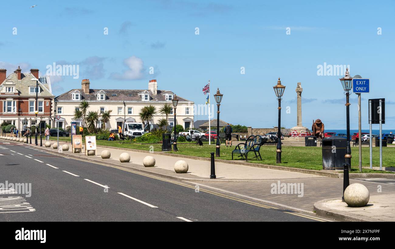 Seaham, Contea di Durham, Regno Unito. Vista sulla strada della città costiera, vista panoramica che include i monumenti storici. Foto Stock