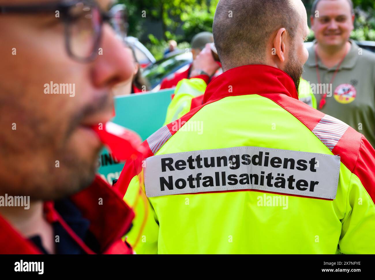 Hannover, Germania. 21 maggio 2024. I dipendenti del servizio di soccorso municipale protestano contro i lunghi orari di lavoro di fronte agli uffici dell'Associazione municipale dei datori di lavoro della bassa Sassonia (KAV) con lo slogan "Lifesavers in Need" (salvavita in bisogno). Credito: Julian Stratenschulte/dpa/Alamy Live News Foto Stock