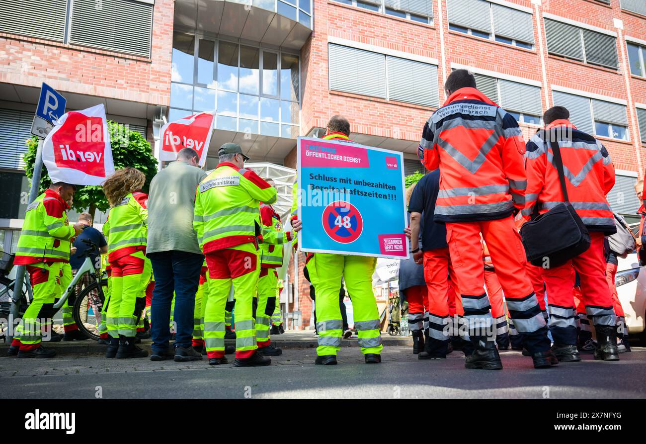 Hannover, Germania. 21 maggio 2024. I dipendenti del servizio di soccorso municipale protestano contro i lunghi orari di lavoro di fronte agli uffici dell'Associazione municipale dei datori di lavoro della bassa Sassonia (KAV) con lo slogan "Lifesavers in Need" (salvavita in bisogno). Credito: Julian Stratenschulte/dpa/Alamy Live News Foto Stock