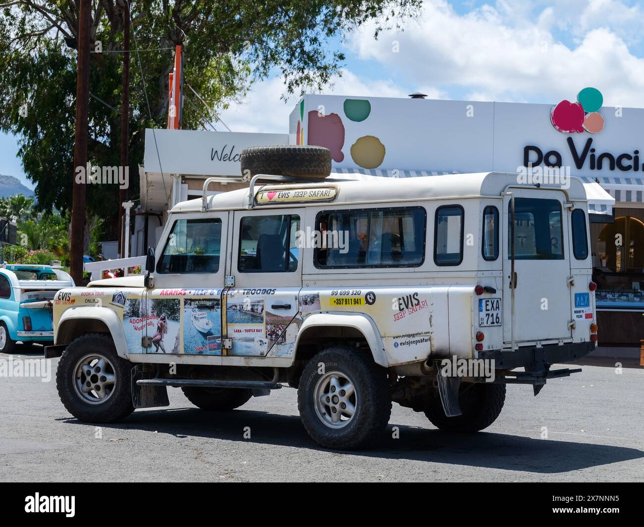 Maggio 2024, allungare Land Rover 110 Defender utilizzato per i safari fuoristrada a Latsi, Cipro. Foto Stock