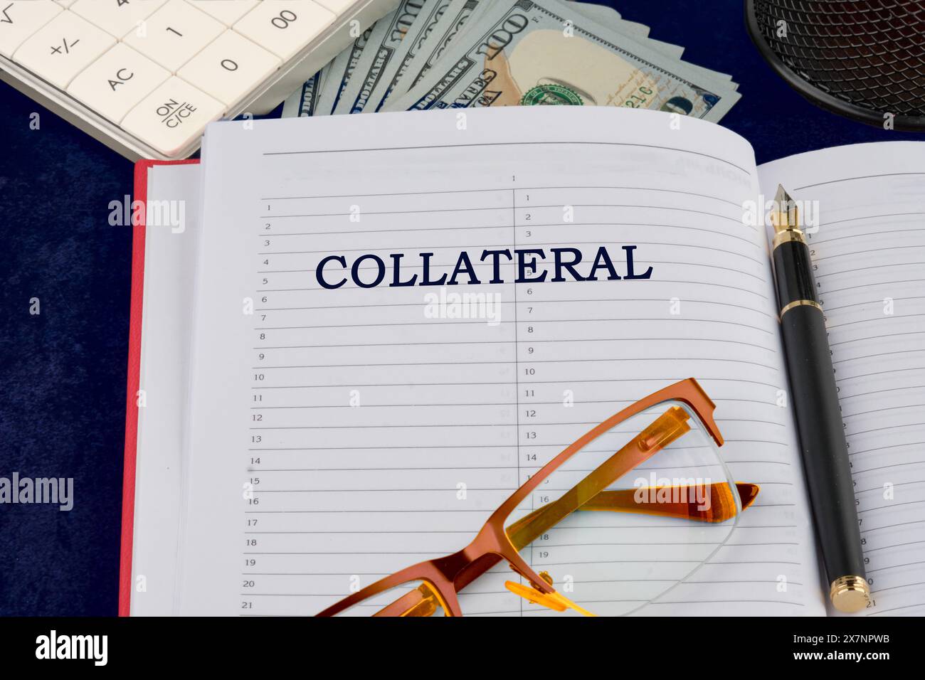 Messaggio con cartello collaterale scritto nel quaderno dell'uomo d'affari Foto Stock