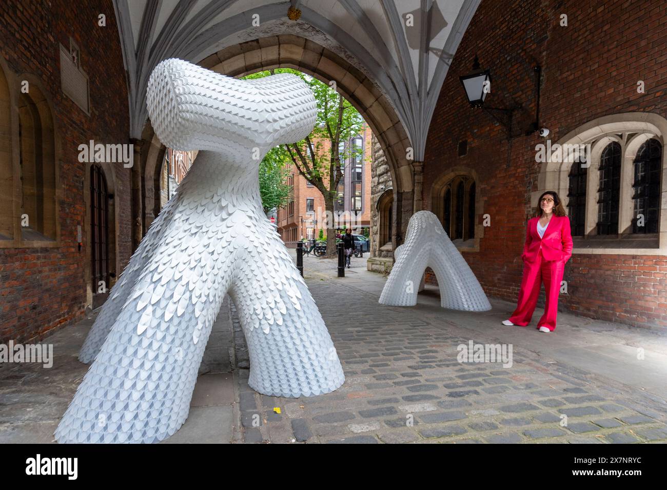 Londra, Regno Unito. 21 maggio 2024. Un membro del personale osserva i "Gatekeepers" del designer di superfici Orsi Orban, Duffy London, presentato nella storica porta di San Giovanni dell'ordine di San Giovanni. Fa parte della Clerkenwell Design Week, che si svolge fino al 23 maggio. Il festival mette in mostra i marchi di interni leader a livello mondiale attraverso eventi in showroom, mostre curate, installazioni e colloqui a Clerkenwell e nei dintorni. Crediti: Stephen Chung / Alamy Live News Foto Stock