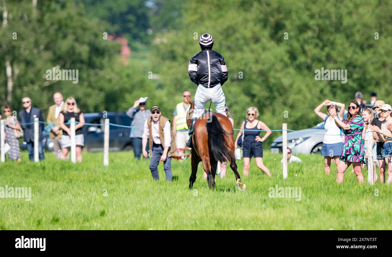 Immagini dalle 2024 Knutsford Races, Tabley Hall, Cheshire, domenica 19 maggio 2024. Crediti JTW equine Images / Alamy. Foto Stock
