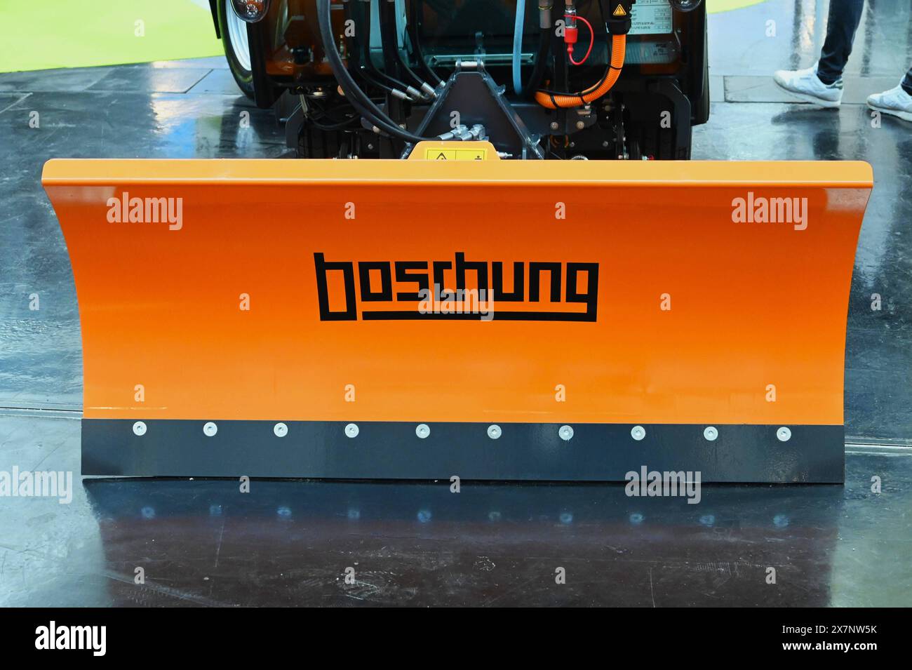 IFAT Monaco 2024, Weltleitmesse für Umwelttechnologien und Fachmesse für Abwassertechnik, Abfall- und Rohstoffwirtschaft auf dem Gelände der Messe München. Foto: Boschung Scandinavia AS, Schneepflug für den Winterdienst **** IFAT Monaco di Baviera 2024, la fiera leader al mondo per le tecnologie ambientali e la fiera per la tecnologia delle acque reflue, la gestione dei rifiuti e delle materie prime presso Messe München Photo Boschung Scandinavia AS, spazzaneve per il servizio invernale Foto Stock