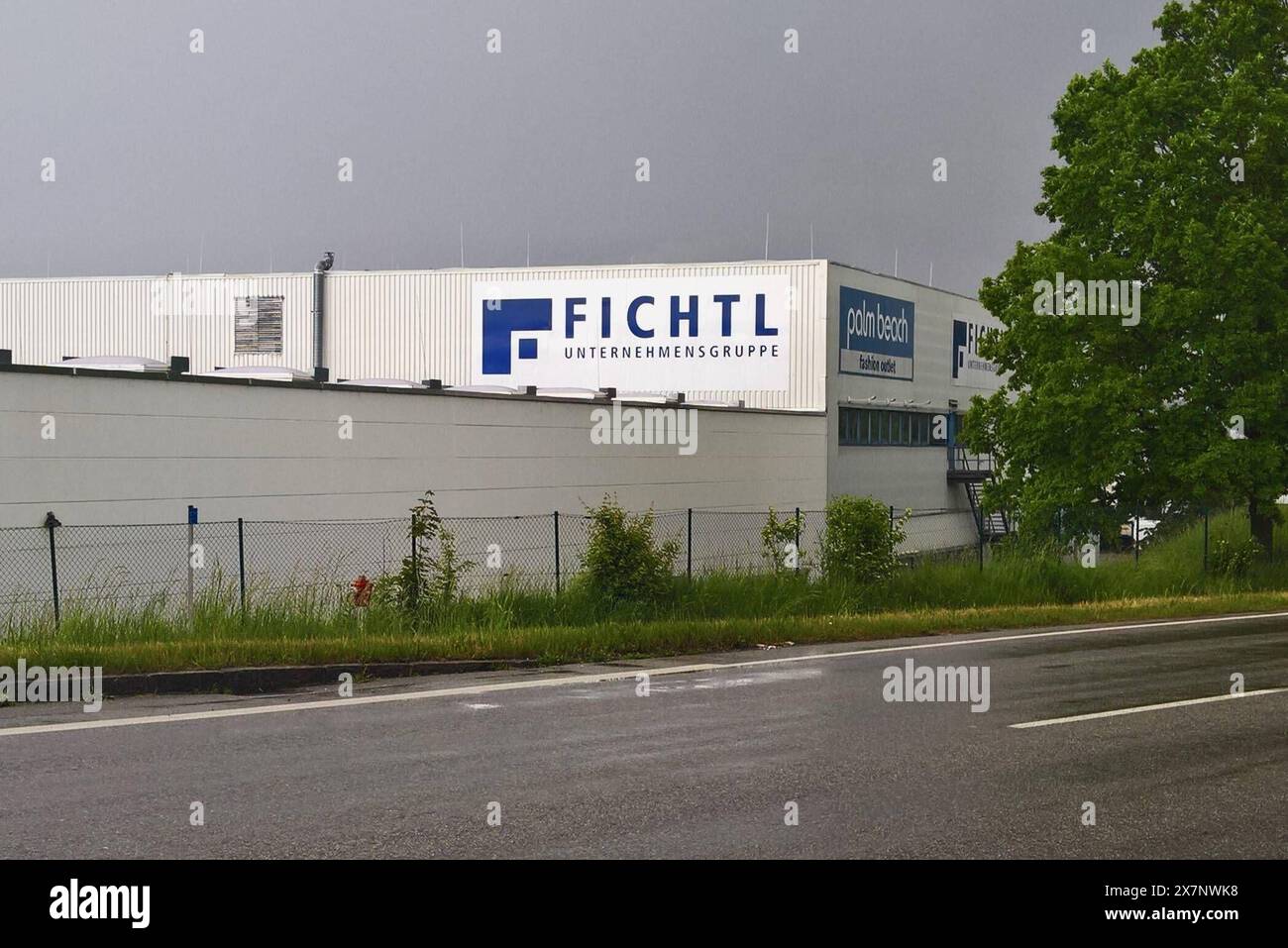 Fichtl Unternehmensgruppe, Logistikzentrum a Bad Abbach-Lengfeld im Landkreis Kelheim *** gruppo di società Fichtl, centro logistico a Bad Abbach Lengfeld nel distretto di Kelheim Foto Stock