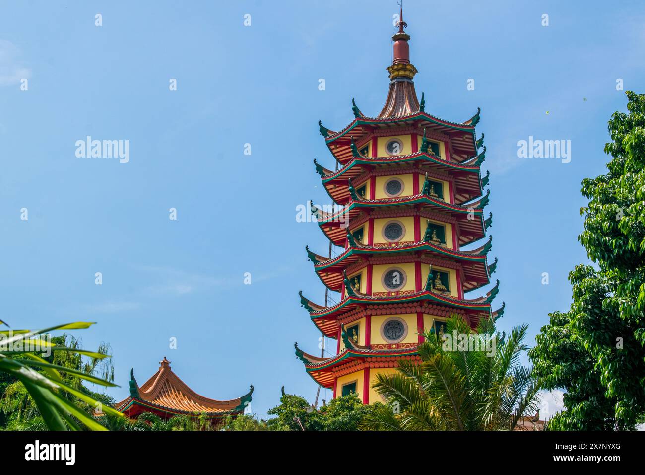 L'affascinante pagoda Avalokitesvara e popolare destinazione turistica situata a Semarang, Giava centrale, Indonesia. Foto Stock