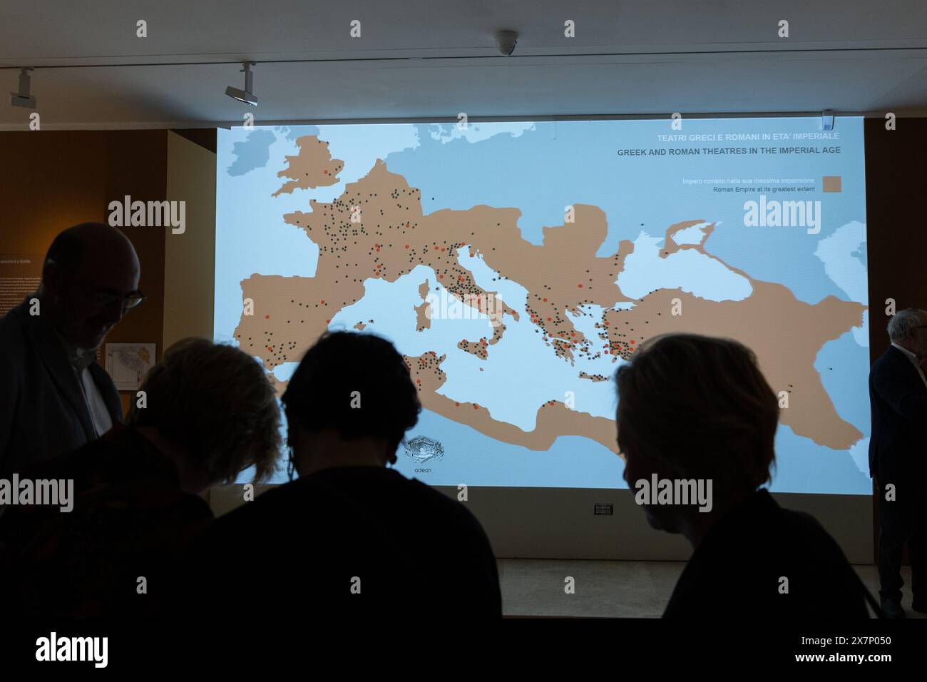 Roma, Italia. 20 maggio 2024. Mappa dei Thatres greci e romani nel TEATRO dell'età imperiale. Autori, attori e pubblico nella mostra dell'antica Roma al museo Ara Pacis di Roma (foto di Matteo Nardone/Pacific Press/Sipa USA) crediti: SIPA USA/Alamy Live News Foto Stock