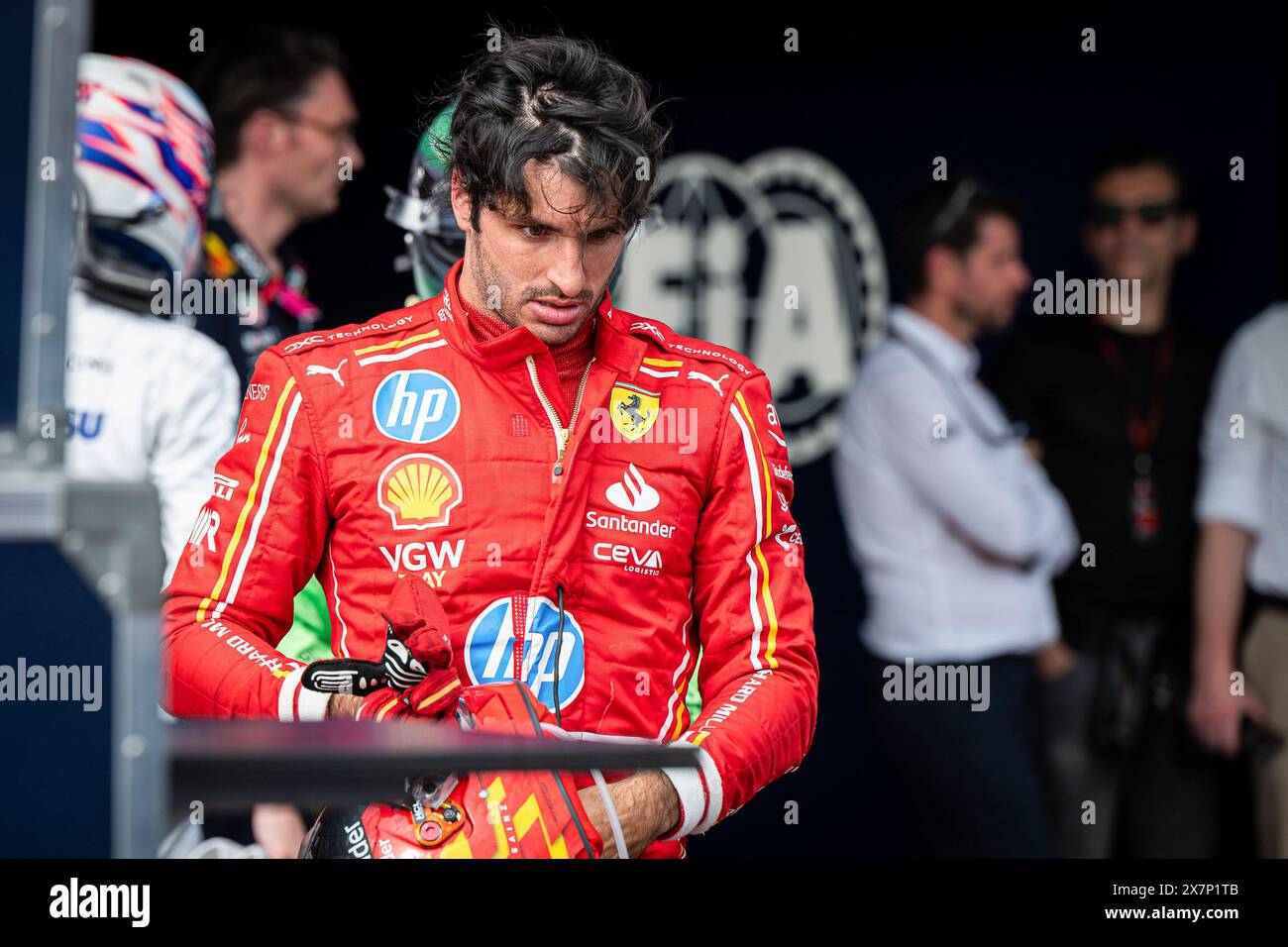 Imola, Italia. 19 maggio 2024. La Scuderia Ferrariís pilota spagnolo Carlos Sainz reagisce dopo la gara del Gran Premio di F1 Emilia-Romagna. (Foto di Andreja Cencic/SOPA Images/Sipa USA) credito: SIPA USA/Alamy Live News Foto Stock