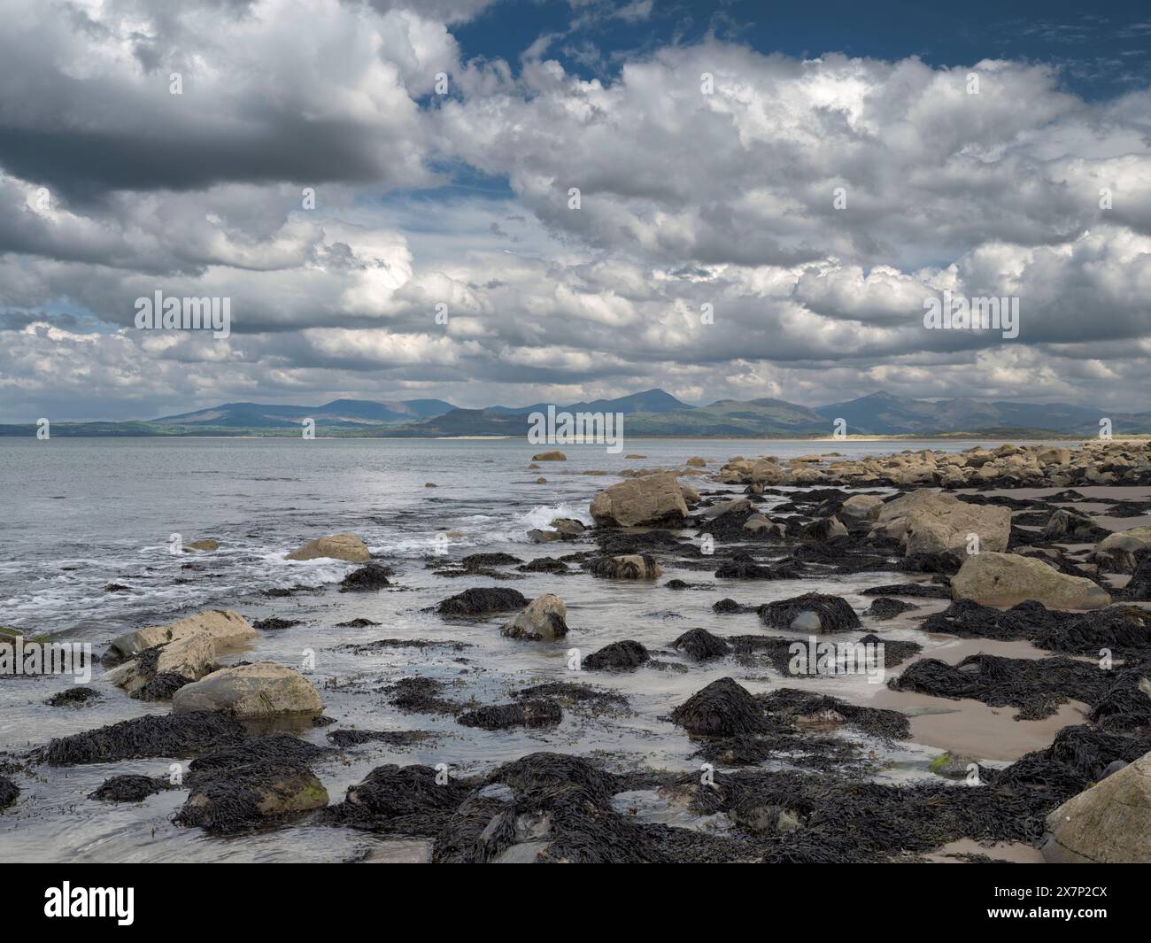 Cieli spettacolari sulla penisola di Llyn dalla spiaggia di Llandanwg vicino ad Harlech Foto Stock