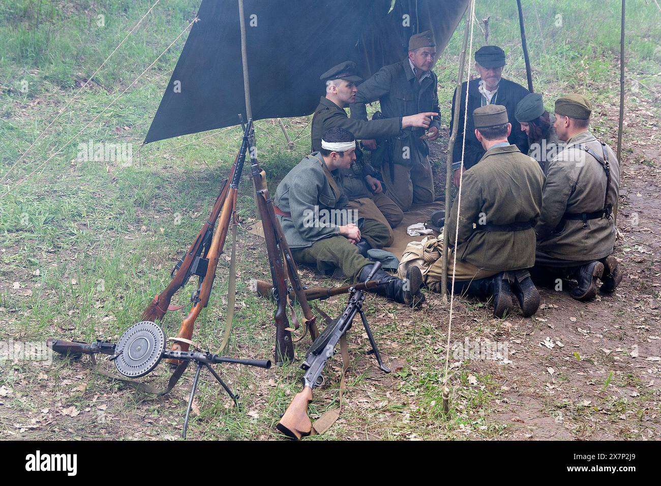 Kiev, Ucraina - 09 maggio 2019: Persone sotto forma di combattenti dell'esercito ucraino dissidenti in una festa storica in occasione dell'anniversario della fine del Foto Stock