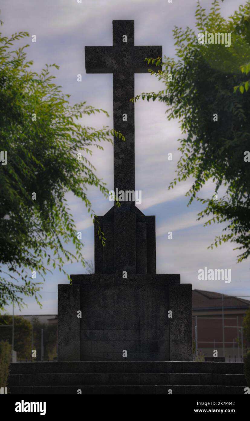 Antica croce dei caduti tra le ombre, antichi simboli del regime di Franco, della guerra civile spagnola, Garrovillas de Alconétar Foto Stock