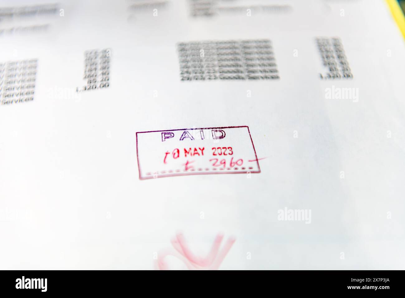 Londra. REGNO UNITO- 05.20.2023. Primo piano di una fattura aziendale impressa con la parola pagato. Contabilità aziendale. Foto Stock