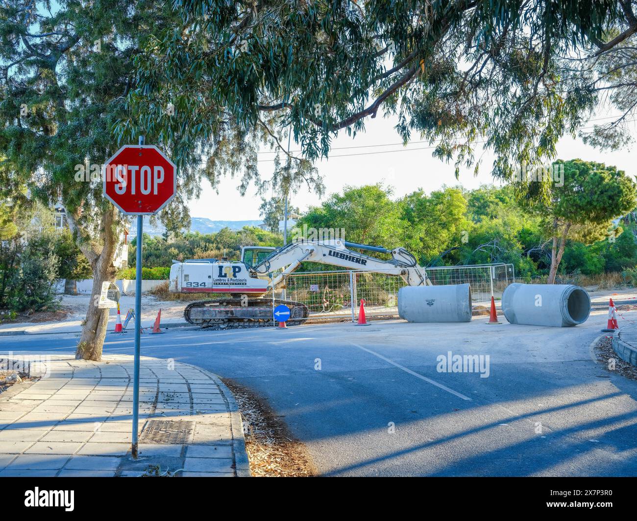 Maggio 2024, lavori stradali a Pegeia, Pafos, Cipro. Foto Stock