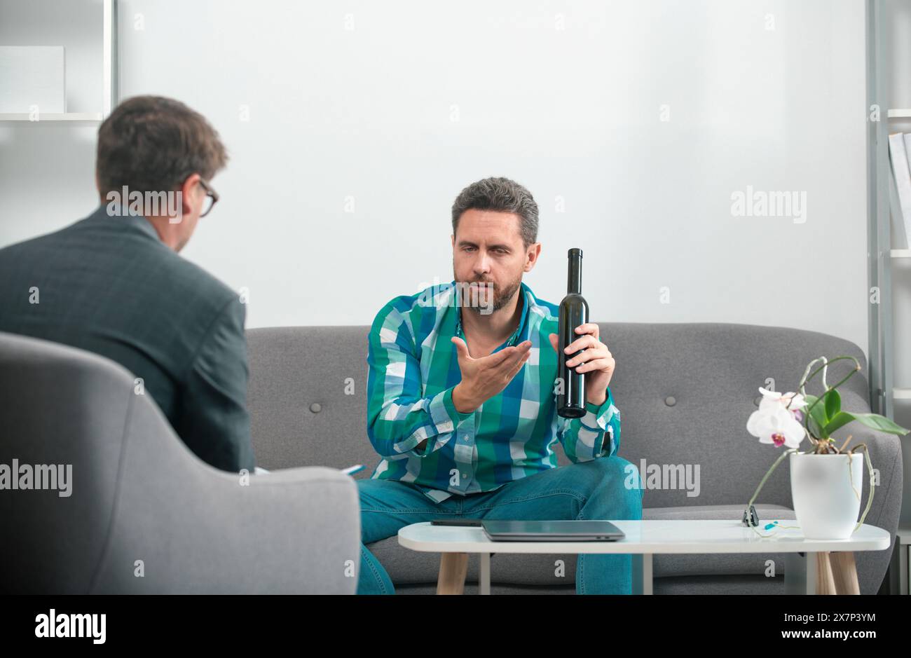 Risolvere il problema, dipendenza da alcol, abuso di alcol da parte dell'uomo. Psicologia, concetto di terapia mentale. Alcolismo, alcolico e psicologo in psicoterapia Foto Stock